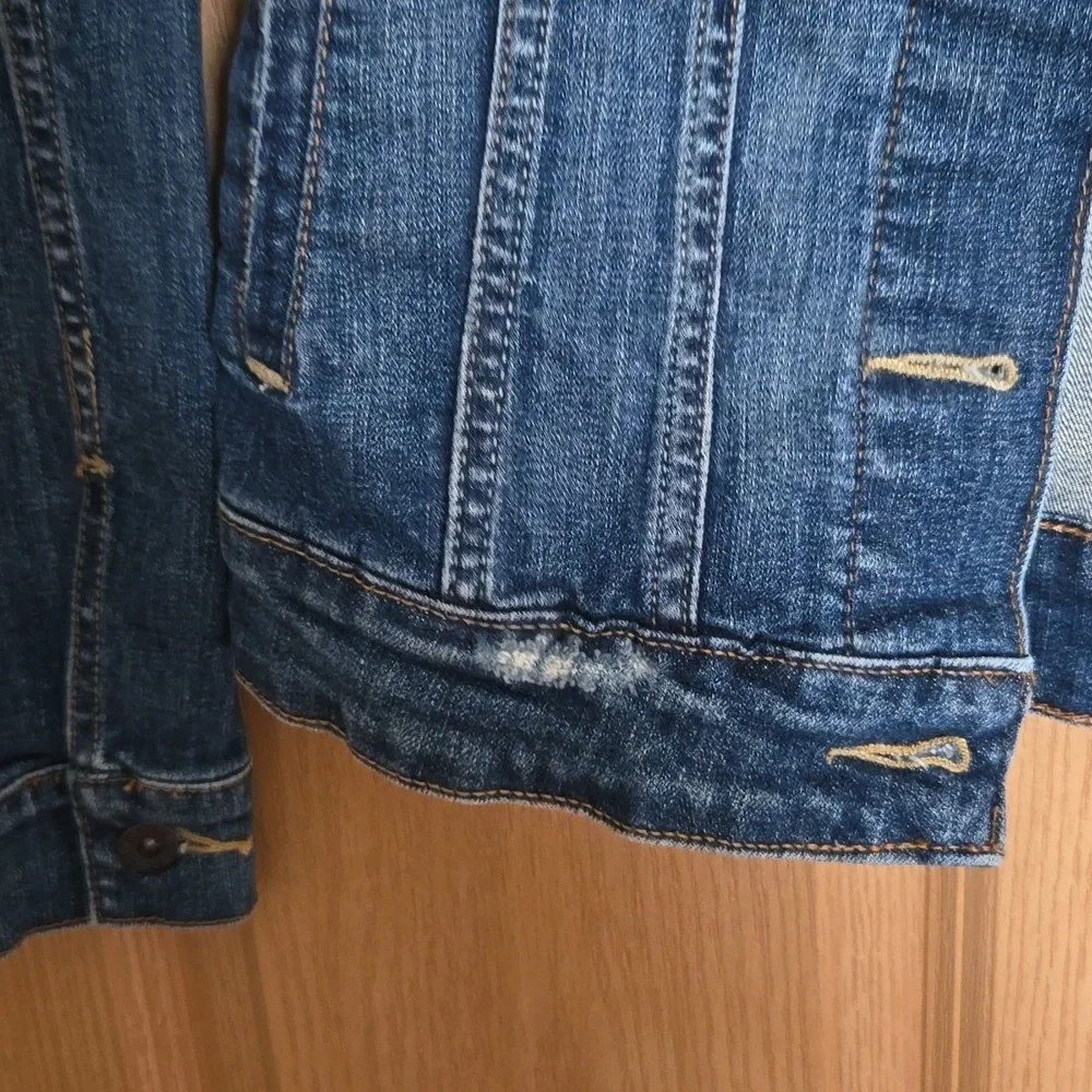 Levi’s Womens Trucker Denim Distressed Jean Jacket - Picture 11 of 11
